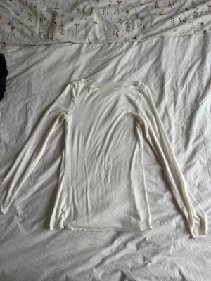 Intimissimi vit tröja - äljer min vita intimissimi tröja då jag tycker färgen inte passar mig så mycket, inga defekter då den är fåtal använd, fast pris