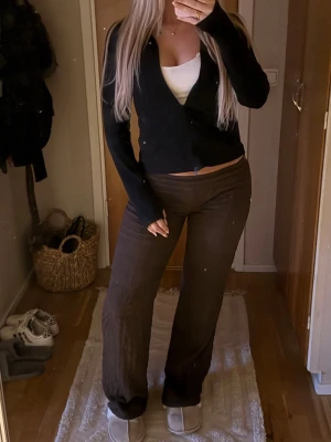 Lågmidjade byxor - Lågmidjade populära byxor från Nelly. Storlek S🤎