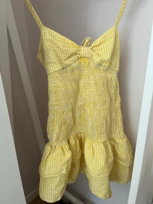 Populära Zara klänningen  - Säljer den eftertraktade gula klänningen från Zara som inte säljs längre🪽  Storlek M men passar även S och XS då den är stretchig och även knyts bak💓 I 100% bomull.   Jag skickar snabbt!