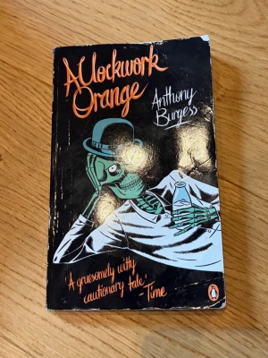 A Clockwork Orange av Anthony Burgess - Säljer denna klassiker. Boken är läst med defekter på framsidan men inget som påverkar läsningen. Boken är på engelska. Nypris 129kr. Pris kan självklart diskuteras vid snabb affär. Bundles går att köpa! Kolla gärna in min profil för fler böcker och tveka inte på att höra av dig vid frågor!💕