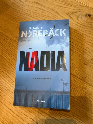 NADIA av Elisabeth Norebäck - Boken är läst men i fint skick utan skador eller defekter. Boken är på svenska. Nypris 99kr. Pris kan självklart diskuteras vid snabb affär. Bundles går att köpa! Kolla gärna in min profil för fler böcker och tveka inte på att höra av dig vid frågor!💕