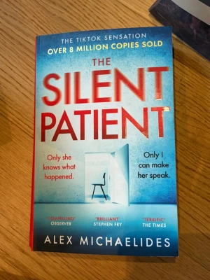 The Silent Patient av Alex Michaelides - Säljer denna populära booktok bok. Boken är läst men i fint skick utan skador eller defekter. Boken är på engelska. Nypris 149kr. Pris kan självklart diskuteras vid snabb affär. Bundles går att köpa! Kolla gärna in min profil för fler böcker och tveka inte på att höra av dig vid frågor!💕
