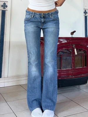 Levis jeans - Vintage Levi’s 572💞 midjemått 82cm (40cm rakt över)❣️ innerbenslängd 76cm (uppsydda 2cm, går enkelt att sprätta upp)❣️ jag är 165