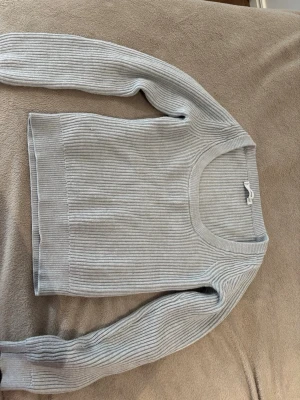 Ljusgrå ribbstickad tröja från MNG - Tröjan har rund halsringning, långa ärmar och är gjord i ett mjukt, stretchigt material.