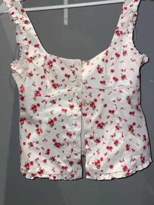 Topp Zara - Snygg blommig topp med knappar!