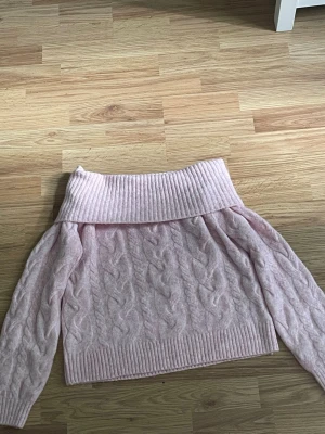 Ljusrosa tröja från Kappahl - Rosa off-shoulder tröja från Kappahl, helt ny aldrig använts.