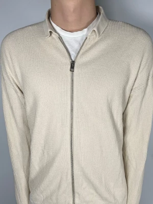 Helzip tröja - 👕 Plagg: helzip                                                                 📏 Storlek: M                                                                                                           ✨ Skick: Fint skick                                                        💬 Vid frågor är det bara att skriva!                                                                                          🛍️ Gramenti