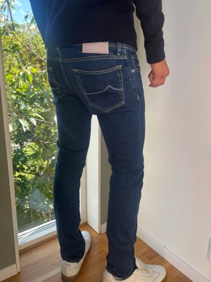 Jacob Cohën J622 Comf - Exklusiva Jacob Cohën J622 COMF. Handgjorda i Italien av lyxig premiumdenim. Perfekta jeans på sommaren för en lyxig och bekväm stil med perfekt tvätt under sommaren.  👕 Jacob Cohën - J622 COMF Slim 📏 Storlek W33. 🧵 98% Bomull, 2% Perfekt mängd elestan för komfort 📐 Midja 41cm, Längd 102cm, Lår 25cm, Benslut 17cm ✅ B Grade. Använda men med mycket liv kvar! Denimet är fortfarande i toppenskick! ✨ Silverdetaljer, broderier & citat, handgjort i Veneto.  ‼️ Skickas snabbt ‼️