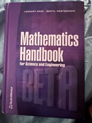 Mathematics Handbook BETA - Mathematics Handbook for Science and Engineering BETA av Lennart Råde och Bertil Westergren. Boken har ett hårt omslag i lila nyans och är utgiven av Studentlitteratur. Perfekt som kurslitteratur för tekniska och naturvetenskapliga utbildningar.