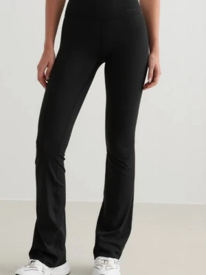 Svarta bootcut leggings - Säljer ett par svarta leggings med bootcut-modell och hög midja. De är stretchiga och sitter tight upptill men har utsvängda ben. Perfekta till sneakers eller boots och passar till många olika stilar. Tyvärr för små därför säljer jag dem. 
