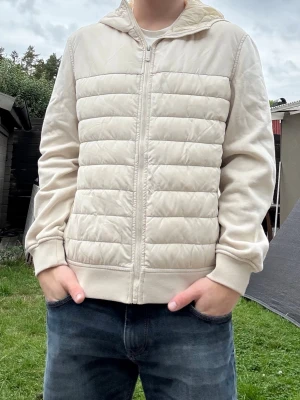 Beigie cardigan  - Riktigt snygg beige cardigan med luva, perekt nu mot hösten. Storlek M. Fint skick.