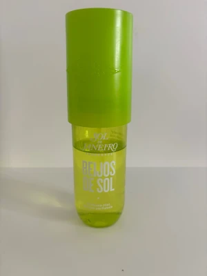 Sol de Janeiro Beijos de Sol parfym - Sol de janeiro body mist i doften Beijos De Sol.           Parfymen är limited edition från 2024.                          Den är använd och jag skulle säga att det finns ca 60-70% kvar. 
