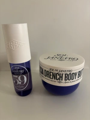 Sol de Janeiro 59 body mist och bodybutter - Parfymmist och body butter från Sol de Janeiro i doften 59.                                                            Doften har inslag av vaniljorkidé, sockrad viol och sandelträ.                                                                 Både parfymen och body buttern är använda, parfymen mer än krämen (se skick på bilderna). Body misten är 90 ml och body buttern är 240 ml.