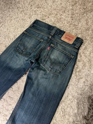 Vintage levis 506 standard flared bootcut archive grisch distressed  - vintage Levis 506 standard jeans med en riktigt snygg straight passform med en lätt flare, bootcut. Mycket bra skick, utan märkvärdiga defekter. W30 L30, riktigt najs tvätt. Postas antigen samma dag som köp eller dagen därpå💯🙌