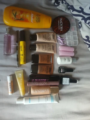 Sminkbas och hudvårdspaket - Några nya💞 Ett paket med flera basprodukter för ansikte, inklusive foundation, skin tint i olika nyanser, bronzing powder från Isadora, primer, läppbalsam, och body lotion. Färgerna går i ljusa till mediumtoner och produkterna har både flytande och krämig konsistens. Perfekt för dig som vill ha en komplett basrutin.