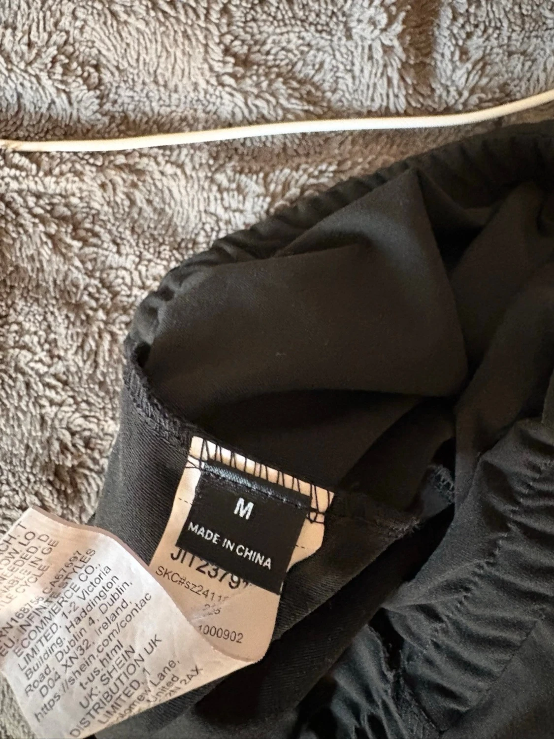 svart minikjol med inbyggda shorts - 1