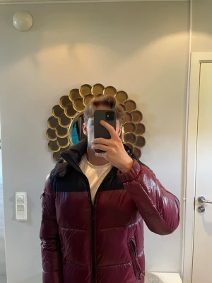 Puffer jacket Michael Kors  - Högkvalitativ puffer jacka från Michael Kors. Inga skador eller dylikt, i princip nyskick. Storlek S men passar garanterat om du bär M också som mig. Nypris 1500kr