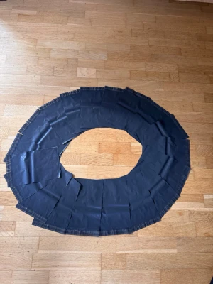 Postpåsar 20 st för 40kr - Ett gäng svarta plastpåsar med självhäftande tejpförslutning. Perfekta för att skicka mindre saker eller förvara småprylar. Påsarna är rektangulära och tunna, smidiga att använda till olika ändamål.