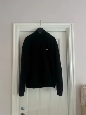 Hov1 hoddie - Säljer en svart hov1 hoddie från 2025, men den hov1 krona på vänstra sidan. Nästan aldrig använd💕Nypris 800kr