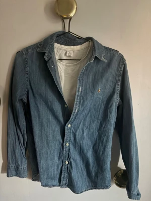 Blå ralph lauren jeansskjorta  - En fin jeansskjorta från ralph lauren i storlek xs (14-16) 