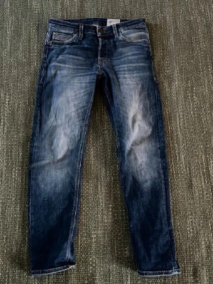 Jeans 28/30 - Riktigt snygga jeans från Jack and Jones, modell Mike Comfort fit. Passformen är straight/slim. Storlek 28/30. Med riktigt cool tvätt.