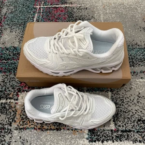Asics skor - Säljer denna helt nya skor för endast 499kr. Jag har haft skorna på mig ute en gång och säljer för dem e små. Skriv till om ni har frågor eller annat.
