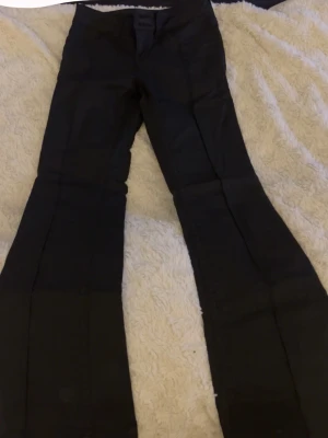 Bootcut low waist Skinnbyxor  - Snygga svarta skinnbyxor med bootcut-modell och låg midja. Klassisk femficksdesign och raka ben som blir vidare nedtill. Perfekta att matcha med sneakers eller boots för en trendig look. Säljer då dom är för små, använt dom cirka två gånger.❤️