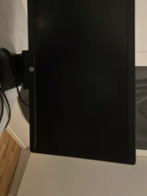 Tv  - Det markerade objektet är en begagnad 23-tums datorskärm av modellen HP EliteDisplay E231 med Full HD-upplösning (1920x1080)
