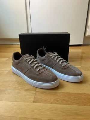 Hammerstein skor - Ett par feta Hammerstein sneakers i grön/brunt. Storlek 45, Skorna är helt nya och kommer med allt OG, Säljs pga Storleken.   Nypris ca 3000kr.    Priset kan diskuteras! Tveka inte vid frågor eller funderingar!
