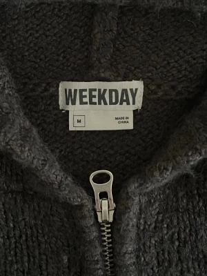 Mörkgrå stickad hoodie Weekday - Fin stickad zip up från weekday, säljer pga att den inte kommer till användning. 