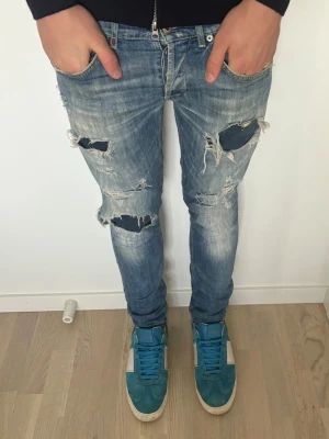 Dondup jeans  - Dondup jeans | Modell: George | Storlek 33 | Alla slitningar är original | Bra skick