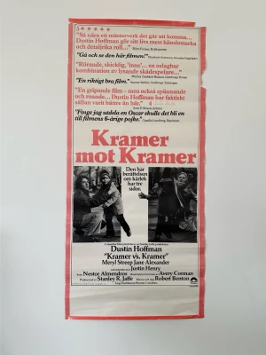 Kramer mot Kramer (1979) Original Svensk Filmaffisch (32 x 71 cm) - Original svensk filmaffisch för prisbelönta kultklassiker - filmen "Kramer mot Kramer" (Kramer vs Kramer) från 1979. Filmen är regisserad av Robert Benton och har Dustin Hoffman och Meryl Streep i huvudrollerna. Affischen mäter 71 cm i höjd och 32 cm i bredd. Något kantstött pga 47 år gammal poster hehe, men fortfarande ett otroligt fint samlarobjekt för alla filmintresserade.