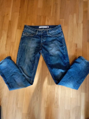 Peak Performance Jeans - Säljer ett par blåa Peak Performance jeans med rak passform och klassisk femficksdesign. Jeansen har en snygg tvätt med lätt slitning och normal midja. Perfekta till vardagslooken och passar till det mesta i garderoben. Dom är sparsamt använda. Pris ka diskuteras 🙌. Mvh Rasmus 