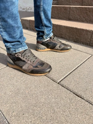Valentino rockrunners - Snygga rockrunners i storlek 39/5 MEN passar bäst på 40/41. 