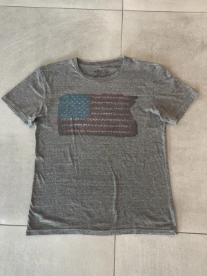 Vintage T-shirt - Tjena! En snygg vintage T-shirt | skick 9/10 | färg: grå | storlek M slim fit | vintage | utmärkt under en kofta eller bara att ha den till ett par snygga jeans | hör av dig vid mer frågor eller funderingar! Mvh Gradioso 