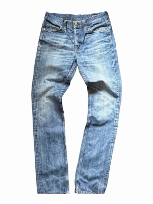 Crocker jeans - Säljer ett par ljusblå jeans med raka ben och klassisk femficksdesign. Jeansen är i storlek 28/32 och är tapered. Skriv för frågor och funderingar