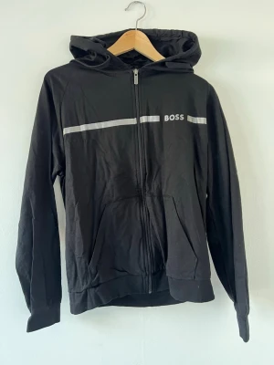 Tröja  - Tröja från Hugo Boss. Strl S. Kan en hitta hål eller fläckar. 