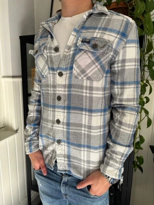 Superdry overshirt herr  - En rikigt schysst overshirt/flanellskjorta från superdry som passar till allt rikigt Nice att ha den nu till de kyligare halvåret🌟