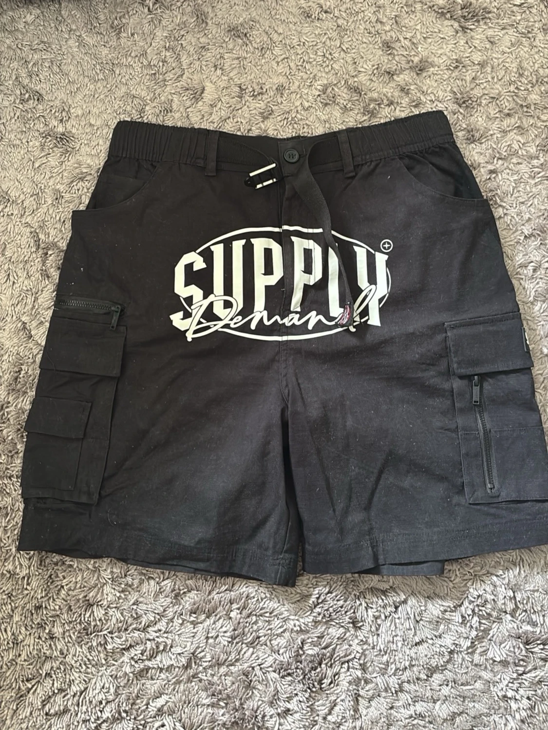 Svarta cargo shorts Supply & Demand