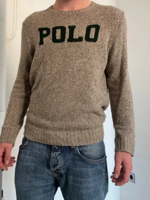 Brun tjocktröja i ull från Ralph Lauren - Riktigt snygg tjocktröja från Ralph lauren, varm och gosig under vintern. Storlek 18-20 år (XL junior). Sitter som Small vuxen. Väldigt fint skick, inga tecken på användning. Fråga gärna vid funderingar:)