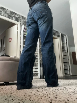 Lågmidjade jeans - Vintage Bootcut/straight jeans med låg midja från märket Kuyichi. Super cool design med extra sömmar, knappar och detaljer. Köpta på loppis, men kommer inte till användning. Superfint skick, ingen skada vid hälarna eller liknande.   Storlek 26/32 Som referens är jag 167cm lång Midjemått, justerbart: 39cm rakt över  innerbenslängd: 78cm