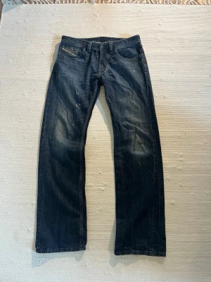 Diesel larkee jeans - Diesel larkee W32 L32, längd:111cm, midja: 44/45cm Hör av er vid frågor eller vid behov av fler bilder! Mvh Olle