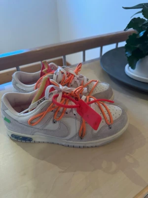 Nike Dunk low X off white lot 31 - Blickfångare utan dess like! Använda fåtal gånger och inköpa på SNKRS appen, orginalbox utan skada.