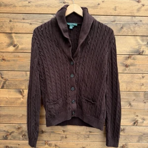 Lauren Ralph Lauren kofta (L) - Hål på vänster axel, se bilder för detaljer. 100% bomull.      1198