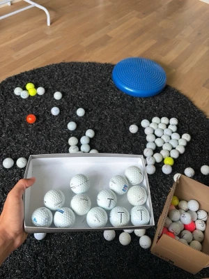 Tour soft golf bollar. B klass - Säljer ett stort gäng golfbollar i olika färger, mestadels vita men även några gula och orange. Perfekt för dig som vill fylla på golfväskan eller träna hemma. Bollarna kommer i både låda och kartong. Hör av er om ni vill ha några bollar så kommer vi överens 