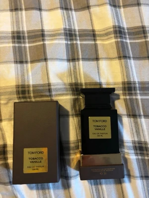 Tom Ford Tobacco Vanille EDP 100 ml - Tom Ford Tobacco Vanille EDP 100ml.                        En lyxig doft med varma noter av kryddig tobak, krämig vanilj och kakao.                                                Tveka inte på att höra vad dig vid fråga eller fundering!!