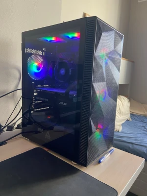 Stationär gamingdator med RGB-belysning - Specs: Rtx 2060 Ryzen 5 5600x Tuf gaming b550 16gb kingston fury ddr4 ram 3200mhz 500gb ssd och 256gb ssd (totalt 756gb) Corsair rm850w nätaggregat (perfekt för framtida uppgraderingar Montech mesh chassi                Frågor bara skriv
