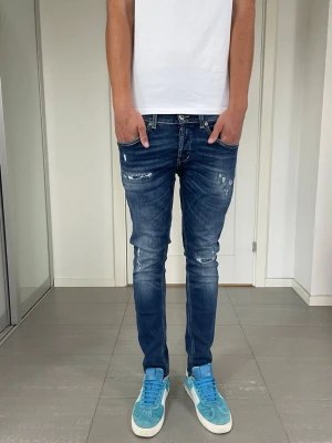 Dondup George Jeans  - Säljer dessa Dondup George Jeans. Mått ca 38 o 100 cm, Moddelen är 183 o väger 68 kg, skriv för fler bilder/frågor🙌🏼 