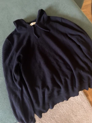 Mörkblå kashmirhoodie från sayless  - Mysig mörkblå kashmirhoodie med luva. Tröjan har långa ärmar och ribbade muddar vid ärmslut och nederkant. Perfekt för kyliga dagar och enkel att matcha med jeans eller mjukisbyxor. Den har inga defekter alls, släng iväg ett dm om du har några frågor 😁