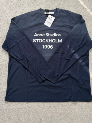 Blå långärmad topp Acne Studios - Säljer en riktigt fin och stilig tröja från Acne Studios. Passar dig som är 178-188 cm. Priset går att diskutera.